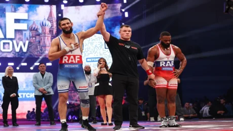 في 94 ثانية فقط.. شيماييف يشعل الأجواء ويسقط وودلي في "RAF" موسكو (فيديو)