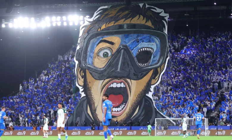 قروش الهلال تتفوق على الأهلي في نصف شوط من الملعب إلى المدرجات