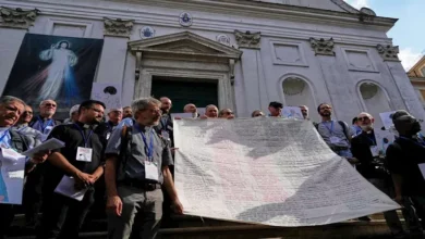 كهنة وأساقفة يتظاهرون في الفاتيكان لوقف الإبادة في غزة