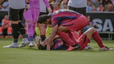 لاعب برشلونة يتسبب في كسر أنف زميله أثناء المباراة