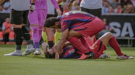 لاعب برشلونة يتسبب في كسر أنف زميله أثناء المباراة