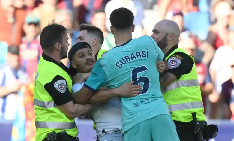 لحظات مثيرة خارج عدسة الكاميرا: تضامن نجم برشلونة وصراع الهتافات 1 لحظات مثيرة خارج عدسة الكاميرا: تضامن نجم برشلونة وصراع الهتافات