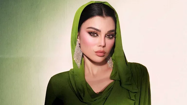لحظة سقوط هيفاء وهبي خلال أدائها في زفاف نجل جوليا بطرس