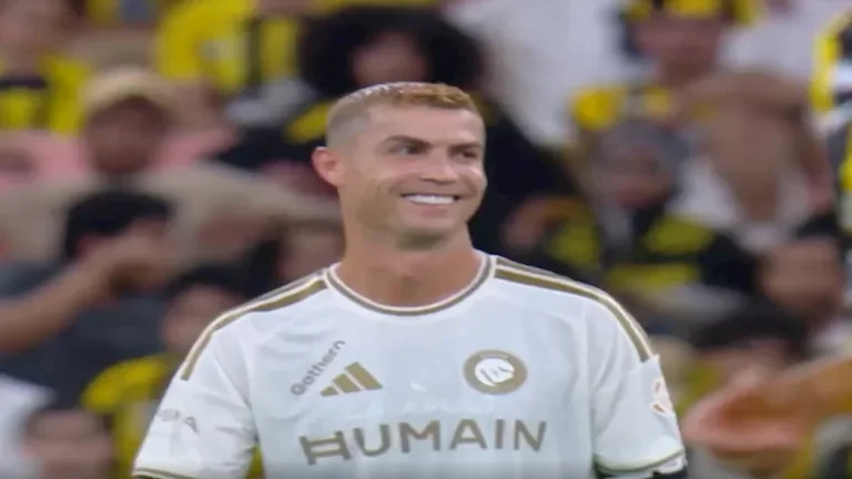 لقطة طريفة بين رونالدو ولاعب اتحاد جدة بسبب ورقة المدير الفني