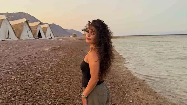 مايان السيد تودع الصيف بسباحة ولعب مع الكلاب أمام البحر