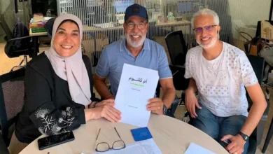 مدحت العدل يوقع عقد تحويل مسرحية "أم كلثوم" إلى كتاب في "دايبين في صوت الست"