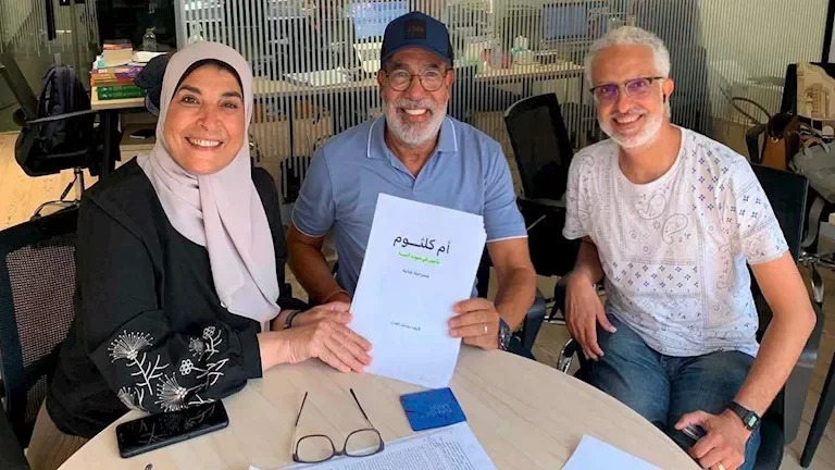 مدحت العدل يوقع عقد تحويل مسرحية "أم كلثوم" إلى كتاب في "دايبين في صوت الست"