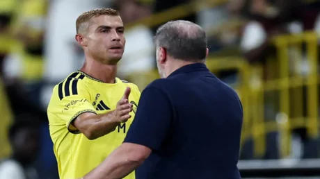 مشادة كلامية حادة بين مدرب النصر السعودي وصحفي بسبب رونالدو