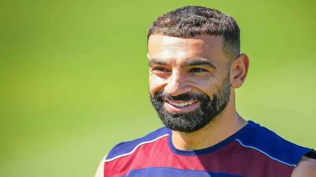 مشجع يفاجئ محمد صلاح قبل مباراة كونيا سبور (فيديو)