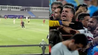 مشهد صادم في أوروغواي: جماهير تقتحم الملعب وتعتدي على لاعبي فريقها، والحارس يتدخل للدفاع عنهم