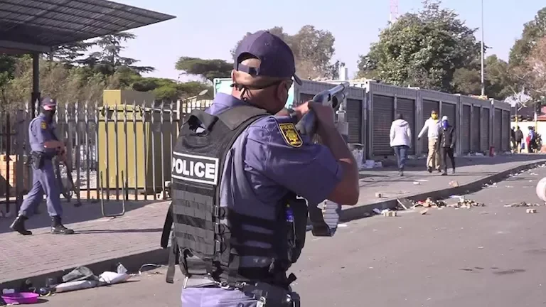 مقتل 27 شخصًا في حادثي إطلاق نار جماعي في جنوب أفريقيا