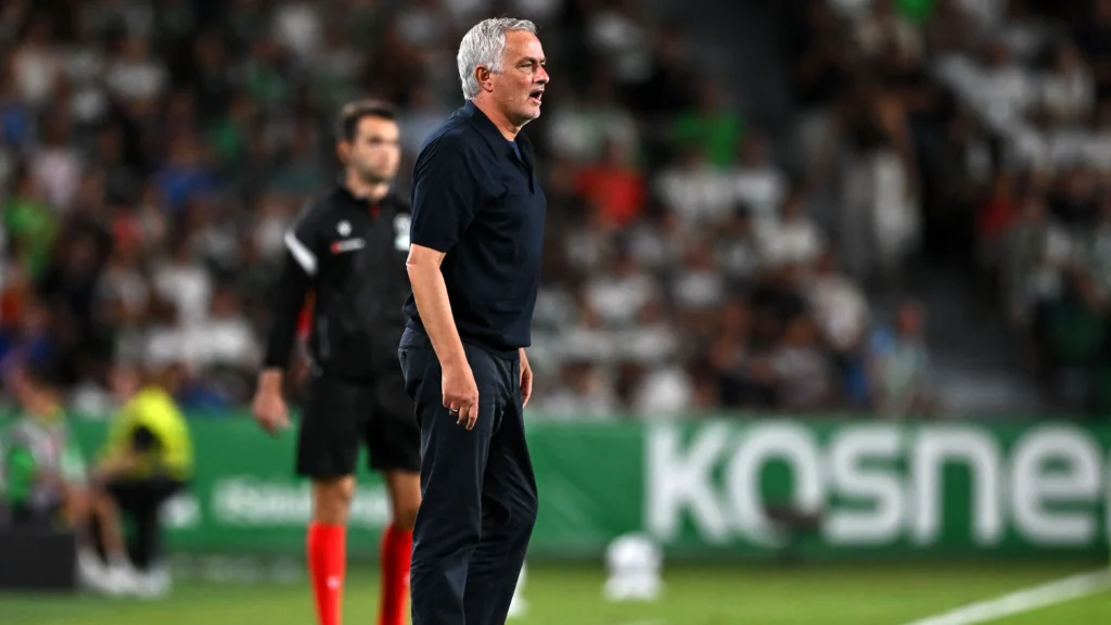"مورينيو يحذر من ذكاء 'الحلول السهلة' قبل ديربي مدريد"