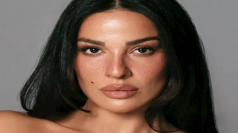 نادين نسيب نجيم تتألق بإطلالة جريئة وتعليق من ناقد موضة