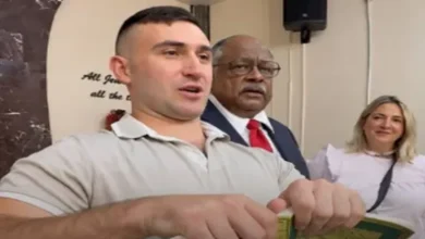 ناشط أمريكي يمزق نسخة من القرآن الكريم في نيويورك بعد إعفاء ترامب عنه 3 ناشط أمريكي يمزق نسخة من القرآن الكريم في نيويورك بعد إعفاء ترامب عنه