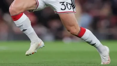 "نجوم الدوري الإنجليزي يتجهون لاستخدام واقيات الساق الصغيرة بحجم بطاقة الائتمان"