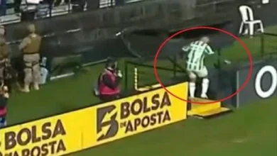 نداء الطبيعة يكتب التاريخ.. لاعب يغادر الملعب للذهاب إلى المرحاض ويعود ليحقق هدف الأمان! (فيديو)