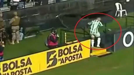 نداء الطبيعة يكتب التاريخ.. لاعب يغادر الملعب للذهاب إلى المرحاض ويعود ليحقق هدف الأمان! (فيديو) 1 نداء الطبيعة يكتب التاريخ.. لاعب يغادر الملعب للذهاب إلى المرحاض ويعود ليحقق هدف الأمان! (فيديو)