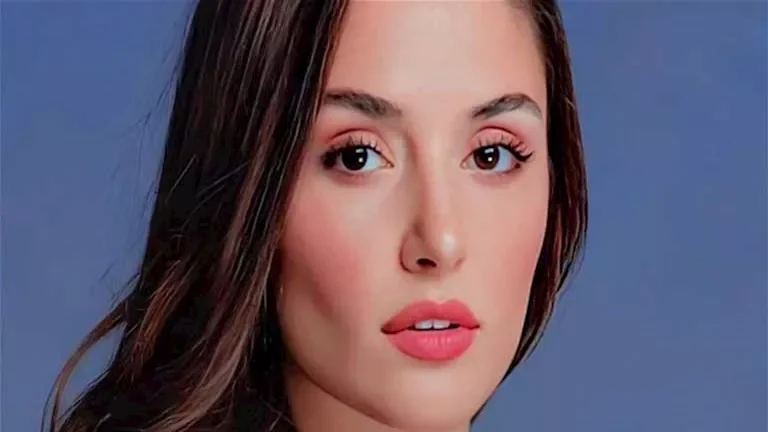 هاندا أرتشيل تتألق بفستان أسود جذاب في أحدث إطلالاتها