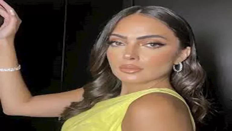 وئام مجدي تتألق بفستان قصير في إطلالة عصرية وجريئة