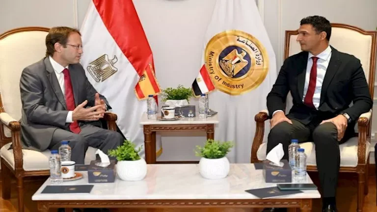 وزير الصناعة يسعى لاستقطاب شركات إسبانية جديدة في قطاع صناعة السيارات بمصر