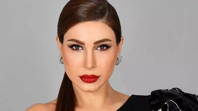 يارا تتألق بإطلالة عصرية في أحدث ظهور لها