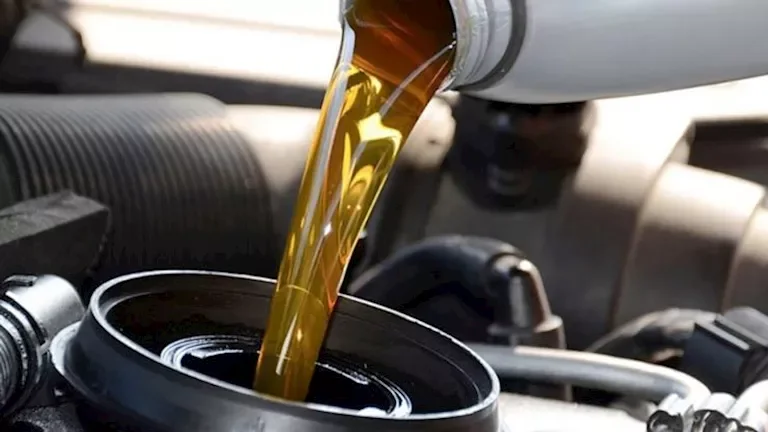 5 خطوات لاختيار زيت المحرك المناسب لسيارتك قبل التغيير 1 5 خطوات لاختيار زيت المحرك المناسب لسيارتك قبل التغيير