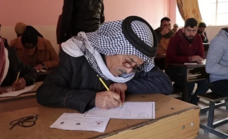 آلاف العراقيين يستأنفون دراستهم من خلال 1301 مركز لمحو الأمية