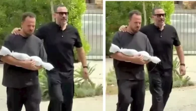 أحمد ماجد المصري يودع طفله باكياً ويؤدي صلاة الجنازة عليه