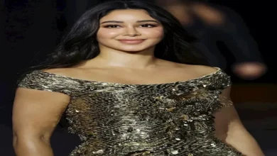 أسيل عمران تتألق بإطلالة سوداء ساحرة في أحدث ظهور لها من باريس