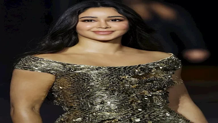 أسيل عمران تتألق بإطلالة سوداء ساحرة في أحدث ظهور لها من باريس