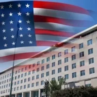 أمريكا تطلب من موظفيها غير الأساسيين وعائلاتهم مغادرة السعودية