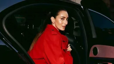أمينة خليل تتألق بفستان قصير في شوارع فرنسا والجمهور يتفاعل - صور