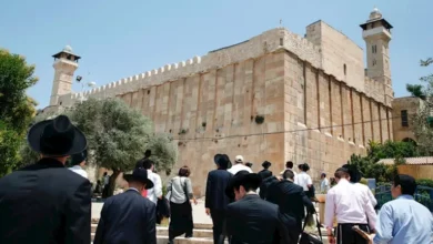 إسرائيل تغلق الحرم الإبراهيمي في الخليل وتطرد موظفيه وتمنع الصلاة