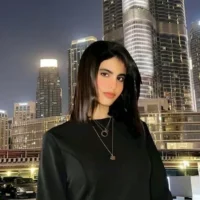 إطلالة أنيقة تجمع بين الدفء والجمال مع خبيرة الموضة ميار الحلوة