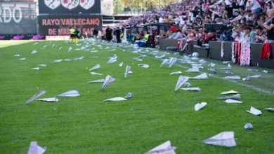 إلغاء مباراة في الدوري الإسباني بسبب تساقط الطائرات الورقية والكرات (فيديو)