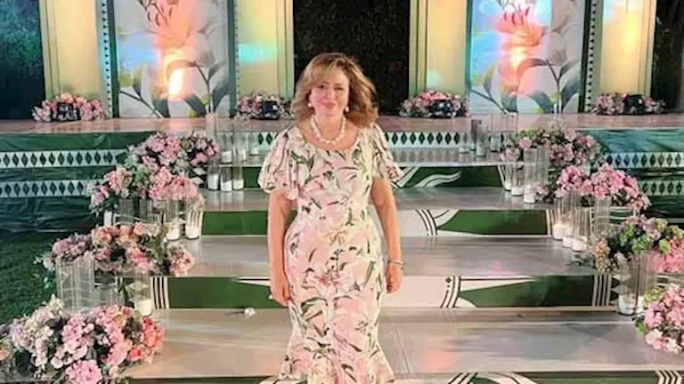 إلهام شاهين بفستان وردي وأمينة خليل بالبالطو في أحدث لقطات النجوم
