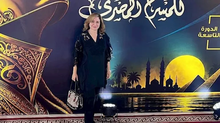 إلهام شاهين تتألق بإطلالة سوداء في افتتاح مهرجان المهن التمثيلية