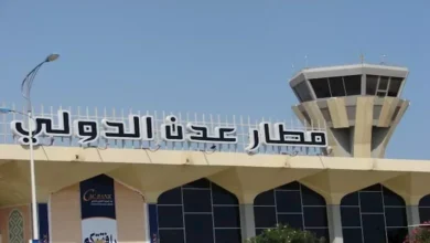 استهداف مطار عدن بصاروخين حوثيين وتصعيد عسكري في جبهات اليمن