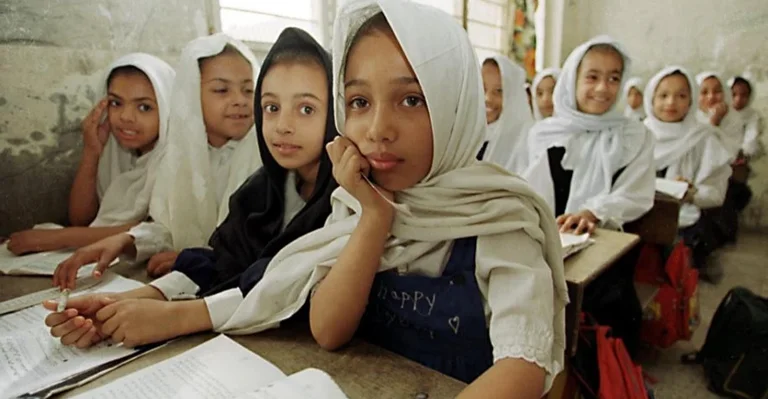 التربية العراقية تؤكد حرية الملبس والمظهر وترفض تقييد الحجاب