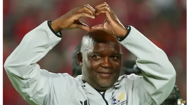 الجماهير المصرية تكرم بيتسو موسيماني مدرب جنوب أفريقيا في مباراة ودية