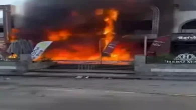 الحماية المدنية تباشر عملية تبريد موقع حريق محل بطاريات في شارع رمسيس بعد إخماد النيران