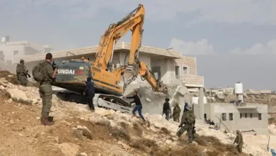 الخليل تحت الحصار: الاحتلال يشرد عائلات فلسطينية ويواصل هدم المنازل
