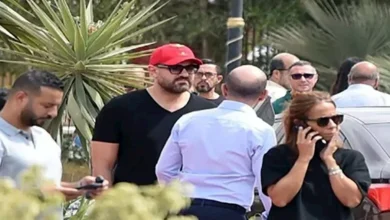السعدني ومروان حامد وعمرو يوسف يشاركون في جنازة والدة مازن المتجول - صور