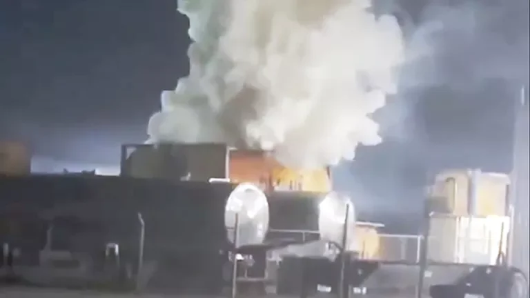 انفجار صهريج كيميائي في أمريكا يؤدي لإجلاء آلاف السكان وتحذيرات من غازات سامة