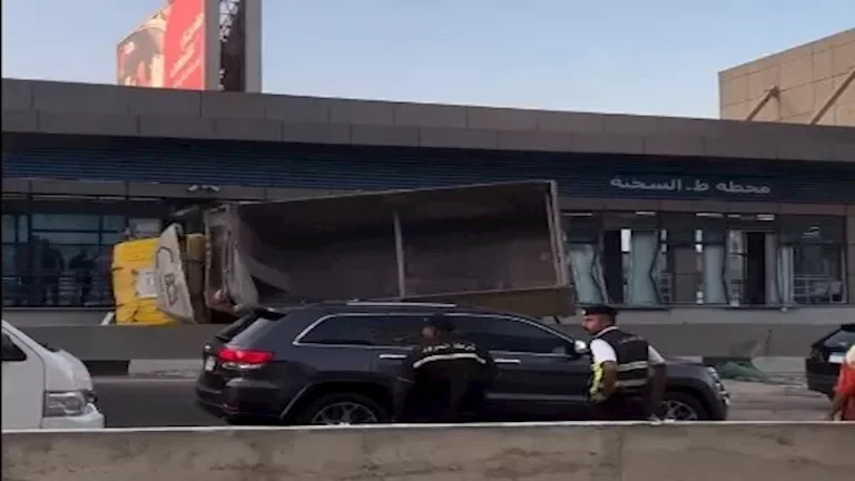 انقلاب تريلا بعد اصطدامها بمحطة الأتوبيس الترددي في الدائري: تفاصيل الحادث وصور توثق الواقعة