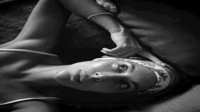 بسمة داود تنشر صورًا جديدة بالأبيض والأسود بعنوان "شغالة في النقاشة"
