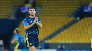 بعد تأخير دام حوالي 45 دقيقة.. لاعبو النصر ونيفتشي يعودون إلى الملعب (فيديو)