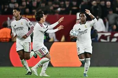 "بيريز في رهان مصيري.. شهران يكشفان فشل مورينيو في التحدي المزدوج مع ريال مدريد"