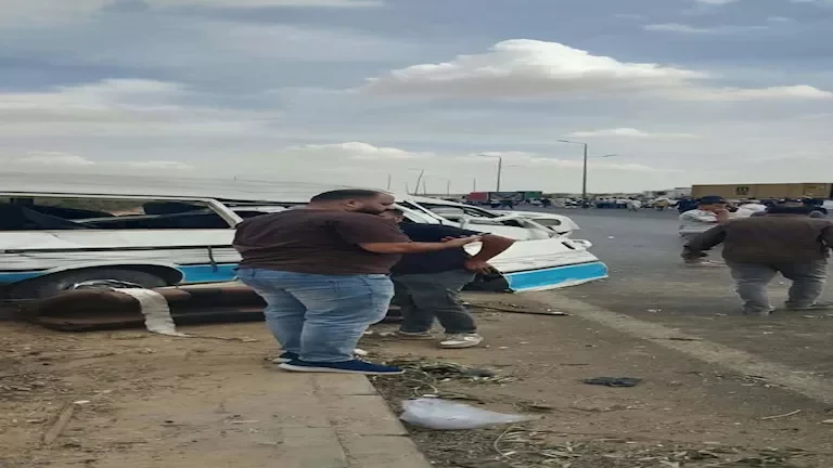 "حادث مروع على الطريق الأوسطي: التريلا تصطدم بالميكروباص وتوقع حصيلة كبيرة من الضحايا"