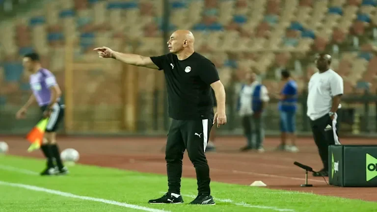 حسام حسن يحيي الجماهير المصرية قبل مواجهة جنوب أفريقيا